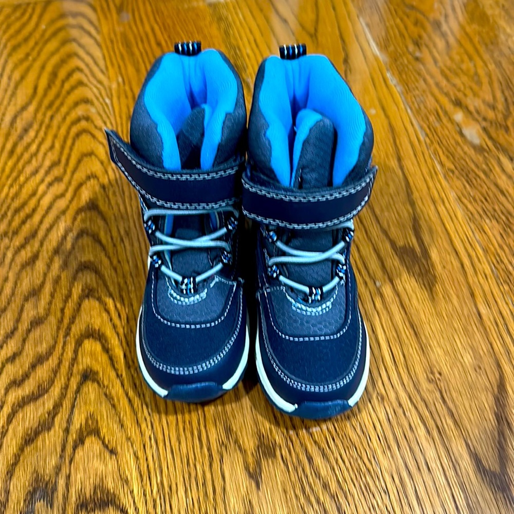 Snow boots carters size 7 toddler